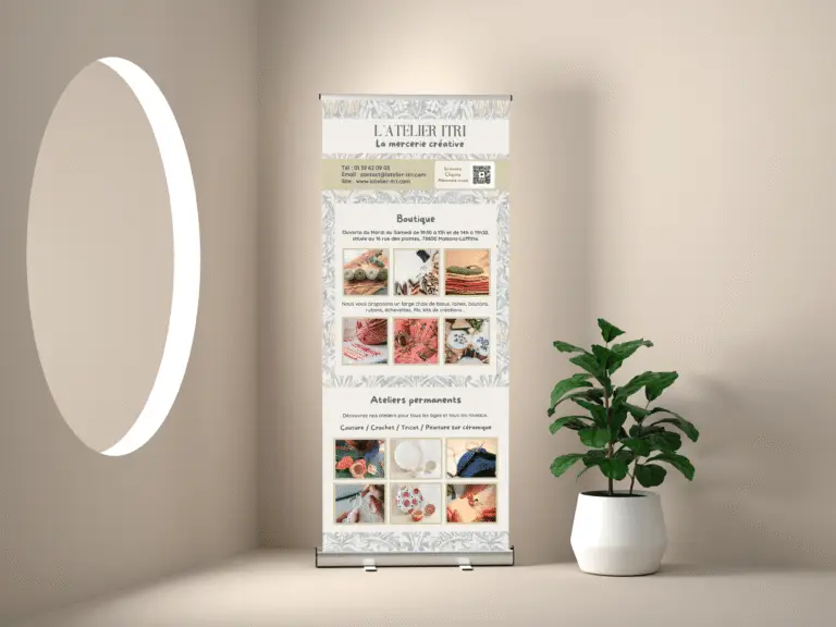 Roll-up de communication L’Atelier Itri présenté dans un espace boutique