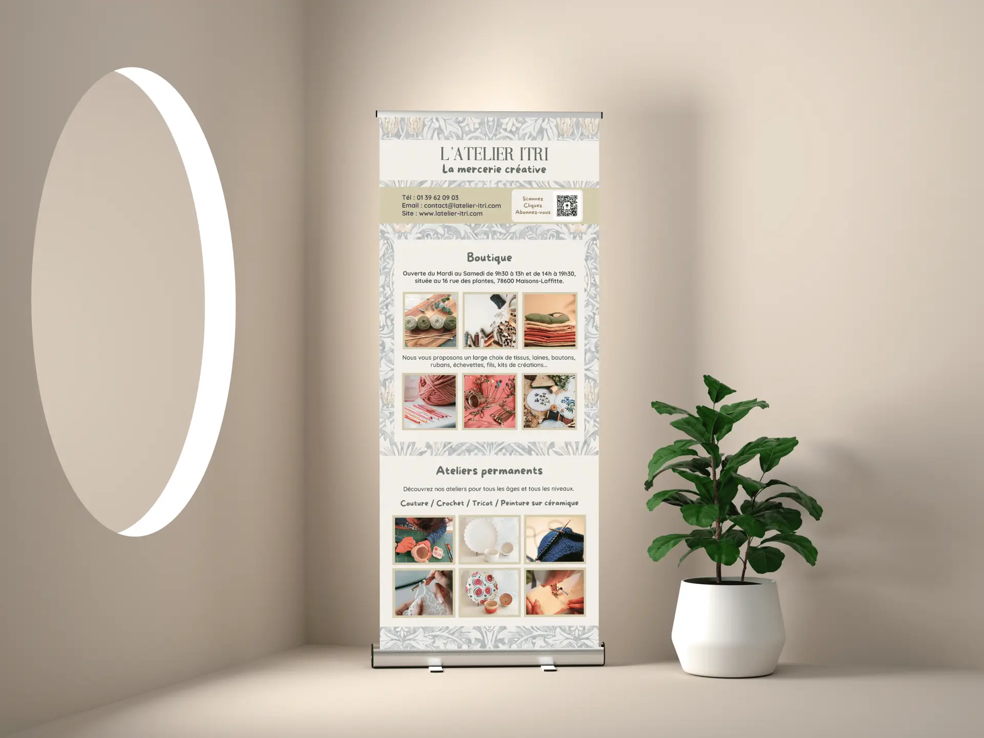Roll-up de communication L’Atelier Itri présenté dans un espace boutique